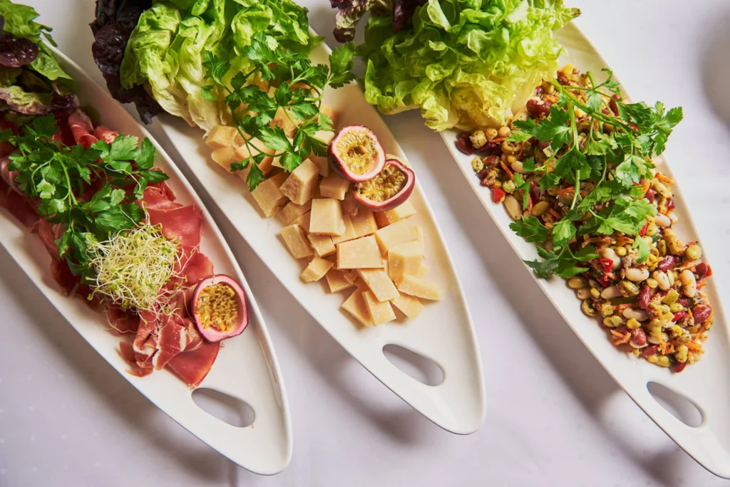 Cateringfat med et variert utvalg av mat