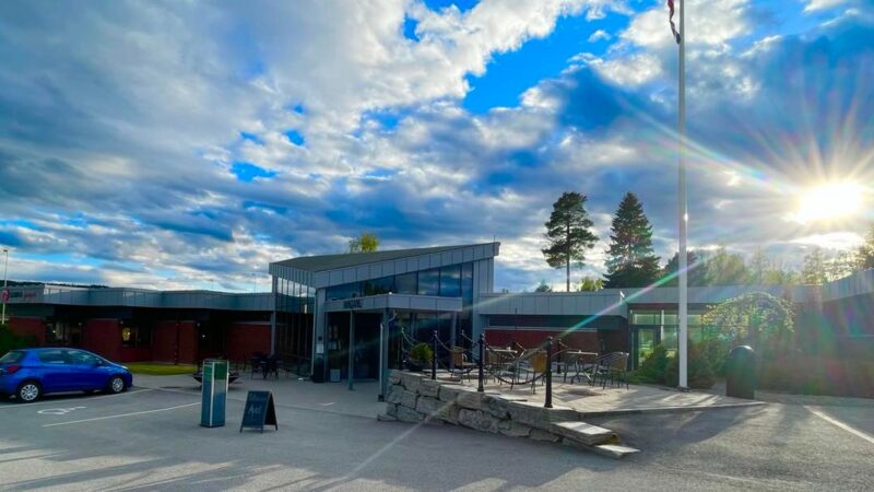 Slobrua Gjestegård sett utenfra i dagslys